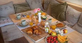 Toue-cabanée-insolite-loire-liré-petit-dejeuner2 Toue-cabanée-insolite-loire-liré-petit-dejeuner2