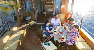 Toue-cabanée-insolite-loire-liré-terrasse-vue-loire-famille Toue-cabanée-insolite-loire-liré-terrasse-vue-loire-famille