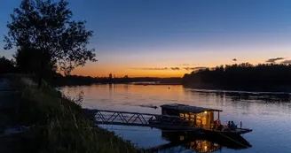 Toue-cabanée-insolite-loire-liré-coucher-soleil Toue-cabanée-insolite-loire-liré-coucher-soleil