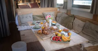Toue-cabanée-insolite-loire-liré-petit-dejeuner Toue-cabanée-insolite-loire-liré-petit-dejeuner
