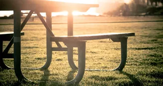 Aire de jeux et table de pique-nique
