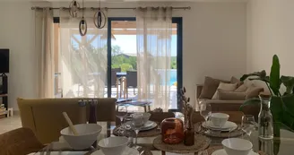 Villa Le Bélieu, gîte 4 * accessible PMR, climatisation /grande piscine privée, 4-5 personnes SUD Ardèche