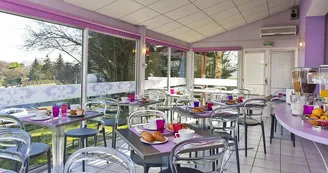 salle-petit-dejeuner-tour-hotel-la-chausse-st-victor