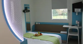 First-Inn-Hotel-chambre-lit-double-banquette-lit-Blois©First-Hotel-Blois