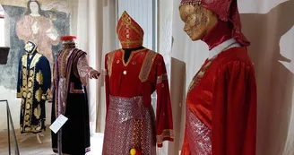 Musée des costumes et parures du monde Musée des costumes et parures du monde