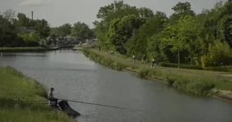 Canal de Marseilles-lès-Aubigny devant l’aire de camping-car