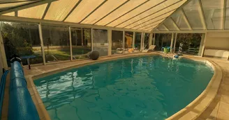 La piscine couverte et chauffée La piscine couverte et chauffée