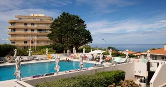 Résidence Le Grand Large - Biarritz - piscine et vue mer