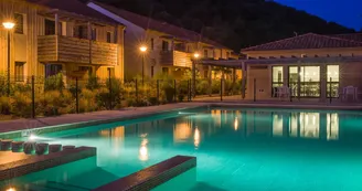 Les Eyzies-de-Tayac-Le Clos du Rocher-Piscine-nuit