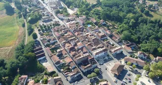 Vue aérienne de la Bastide de Montfort-en-Chalosse Vue aérienne de la Bastide de Montfort-en-Chalosse