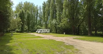 Aire de camping-cars-Château-Larcher-Stéphanie Moreau-CCVC