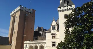 Pau-entree-du-Chateau-©CDT64-E.Roy_-scaled