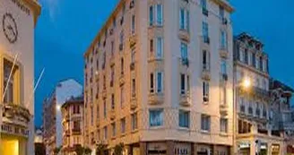 Hôtel Mercure Plaza-Biarritz - Vue nocturne de l'avenue Edouard VII. Hôtel Mercure Plaza-Biarritz - Vue nocturne de l'avenue Edouard VII.