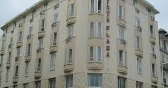 Hôtel Mercure Plaza - Biarritz -Vue depuis l'angle de l'avenue Edouard VII. Hôtel Mercure Plaza - Biarritz -Vue depuis l'angle de l'avenue Edouard VII.