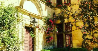 fleurs sur la façade du château de Neuvic fleurs sur la façade du château de Neuvic