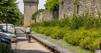 -D-Darrault-Petites-Cites-de-Caractere-Remparts et vélo -D-Darrault-Petites-Cites-de-Caractere-Remparts et vélo