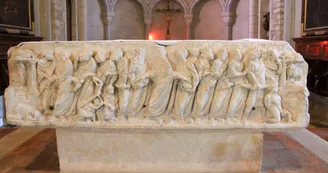 Eglise-st-vinvent-lucq-de-bearn-sarcophage