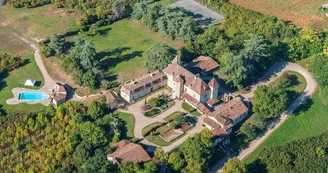 CHATEAU LAUQUERIE LAUZUN800x600 vue aerienne CHATEAU LAUQUERIE LAUZUN800x600 vue aerienne