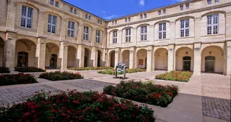 Cour Mably@F.Poincet Cour Mably@F.Poincet