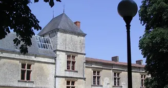 Parc-du-chateau---vue-chateau-renaissance-Isabelle-Joachim-mairie-Coulonges-sur-l-Autize