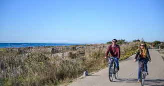 Couple_en_balade_a_velo-R_Domergue_OT-THAU-20632-1200px Couple_en_balade_a_velo-R_Domergue_OT-THAU-20632-1200px