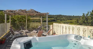 Maison Mirava-Détail Espace Terrasse_Jacuzzi (2) Maison Mirava-Détail Espace Terrasse_Jacuzzi (2)