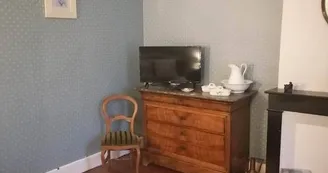 Chambre de Gaulle avec meuble et TV
