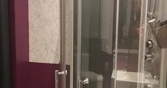 Douche de la salle de bain du bas