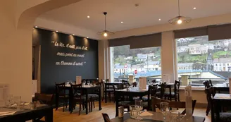 Salle avec vue sur la Meuse Salle avec vue sur la Meuse