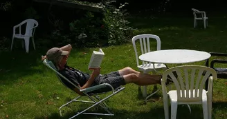 Profiter d'un bon livre dans le jardin Profiter d'un bon livre dans le jardin
