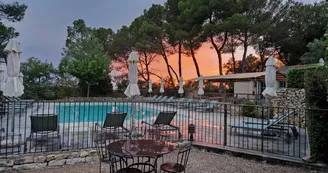 Piscine au coucher de soleil Piscine au coucher de soleil