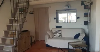 Le salon et l'escalier