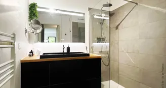 Salle de bains moderne et spacieuse