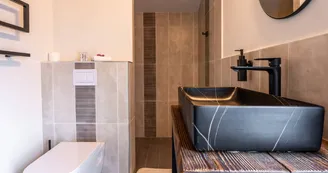 Salle d'eau et toilettes