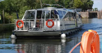 Bateau Ville de Digoin en navigation dans le grand basin Bateau Ville de Digoin en navigation dans le grand basin