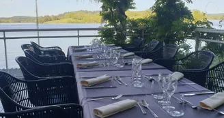 Terrasse surplombant le Lac -La Caravelle
