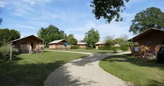 Allée du Glamping avec tentes Allée du Glamping avec tentes