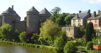 Lassay les Châteaux - vue étang Lassay les Châteaux - vue étang