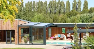 vue piscine depuis le jardin vue piscine depuis le jardin