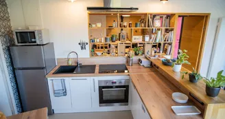 Cuisine équipée attenante à la salle 