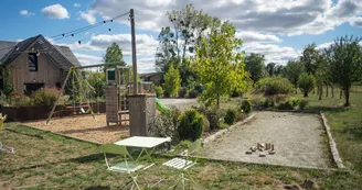Terrain de boules et air de jeux 