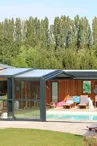 vue piscine depuis le jardin